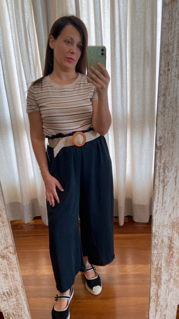 Pantalón ancho con cinturón negro