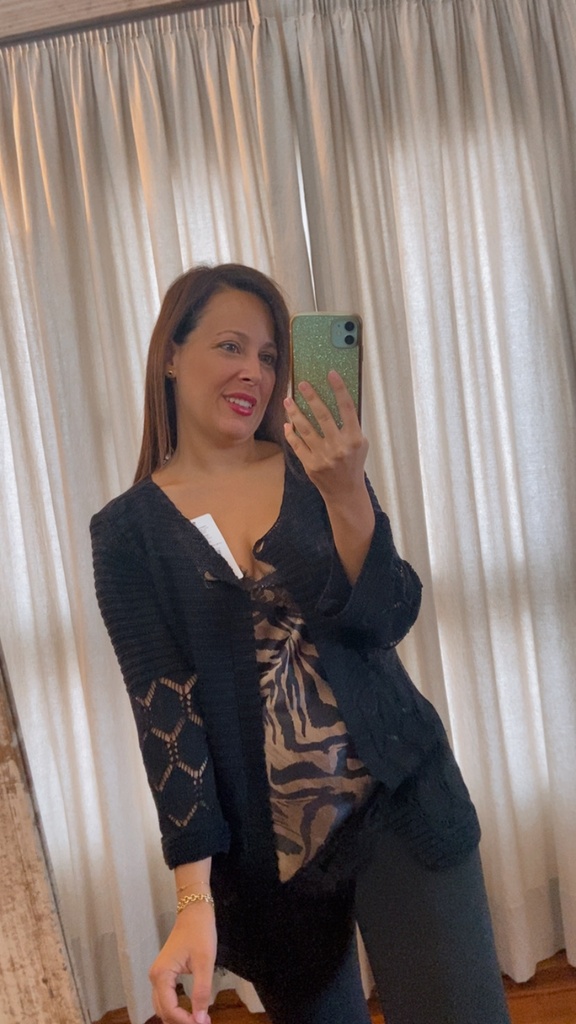 Rebeca calada con botón negra