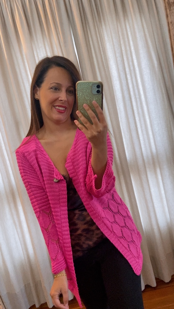 Rebeca calada con botón fucsia