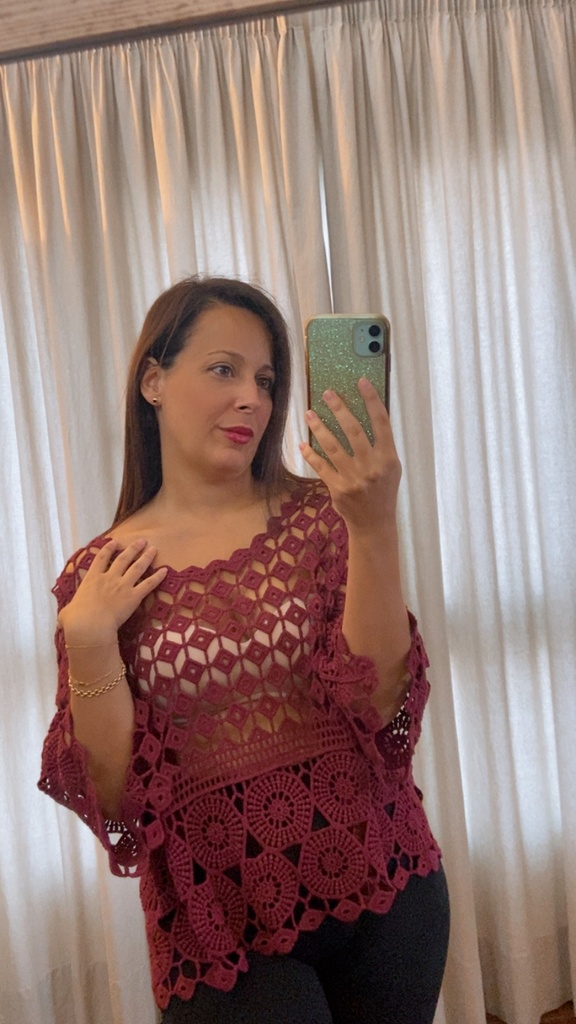 Blusa de ganchillo granate