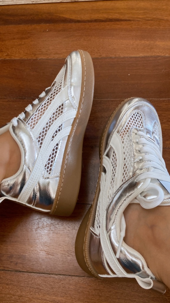 Deportivas plateadas