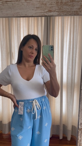 [R25823MUO] Top canalé con escote